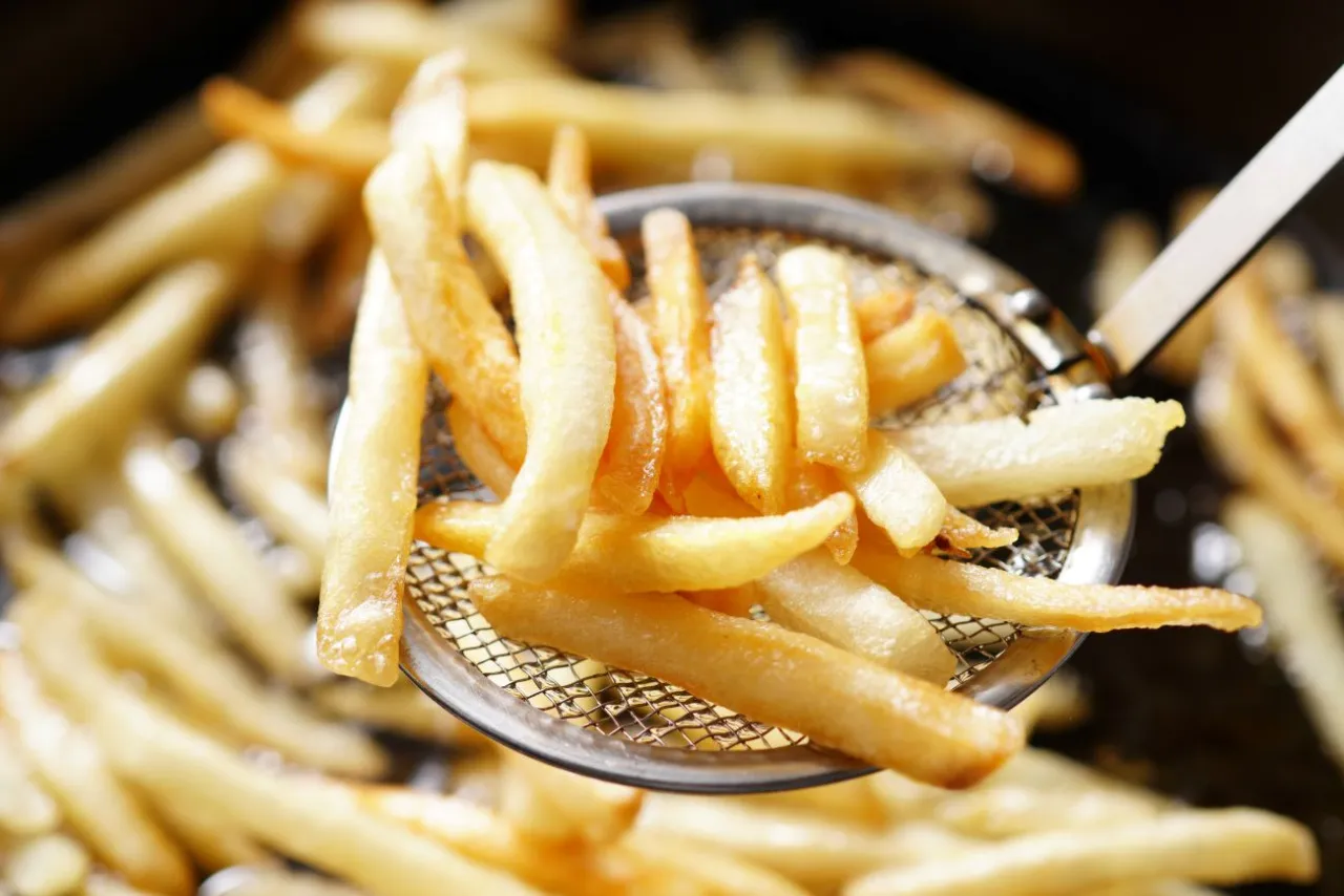 domowe frytki przygotowane do mrożenia na tacy