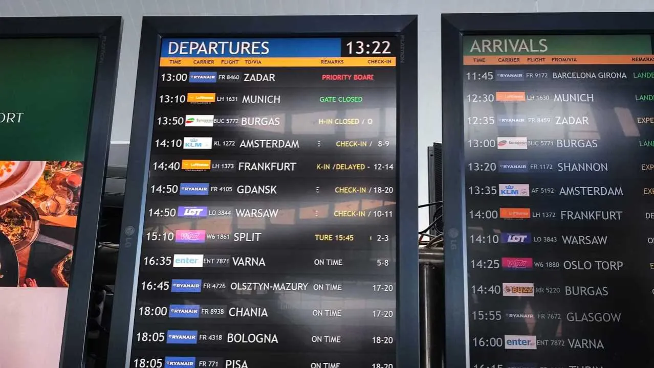 Tablica odlotów na lotnisku, stanowisko check-in