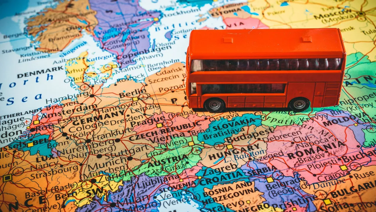 porady jak znaleźć tanie bilety autobusowe, oszczędzanie na podr&oacute;ży