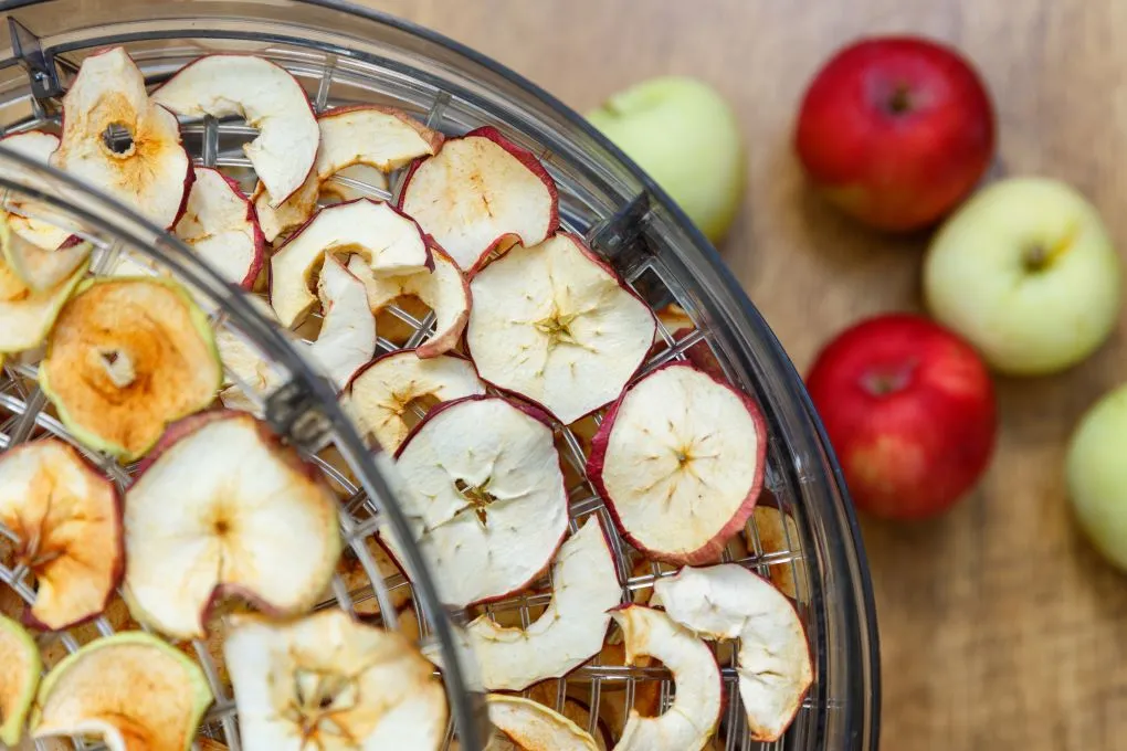 krojenie jabłek do suszenia w suszarce