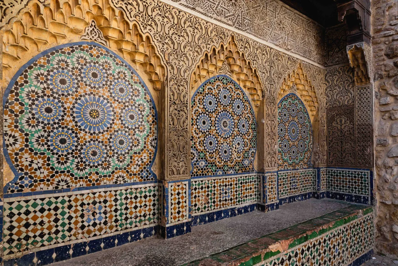 Wspaniałe mozaiki i arabeski w Maroku. Czy w Maroku jest bezpiecznie dla turyst&oacute;w? Tak, podr&oacute;żni mogą czuć się bezpiecznie, podziwiając piękno tego kraju.