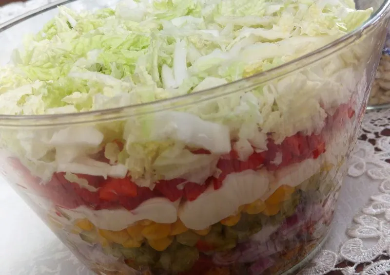 sałatka gyros warstwowa przed podaniem