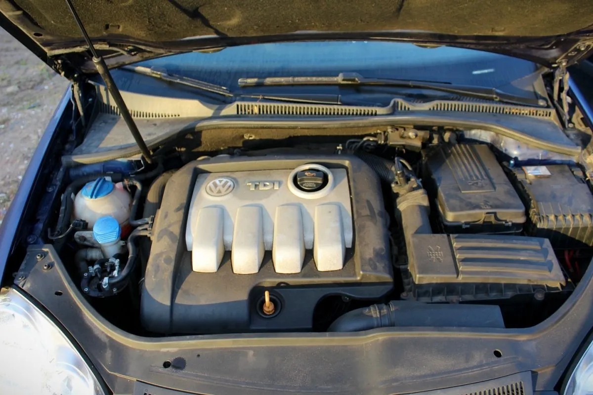 Volkswagen Golf 5 1.9 TDI engine bay