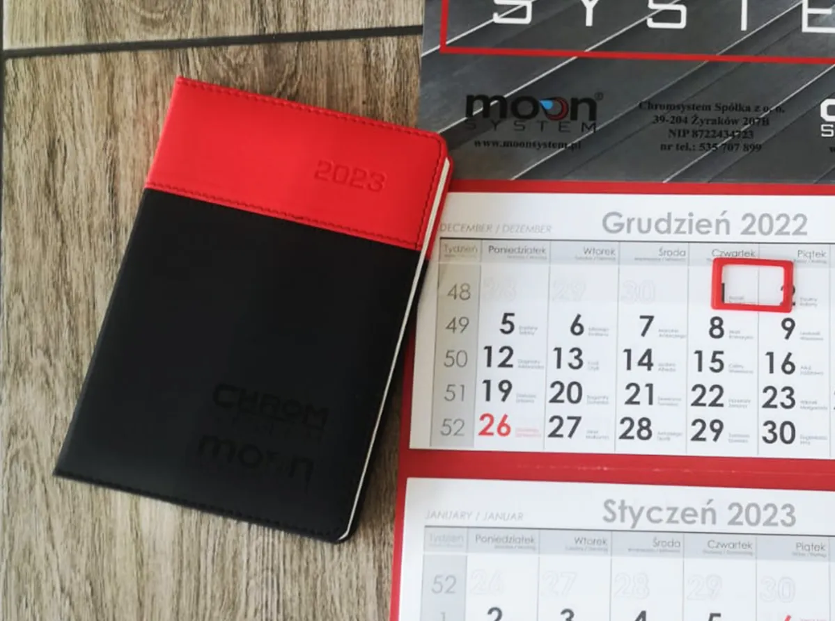 Kalendarz z zaznaczonymi datami i koperta sądowa
