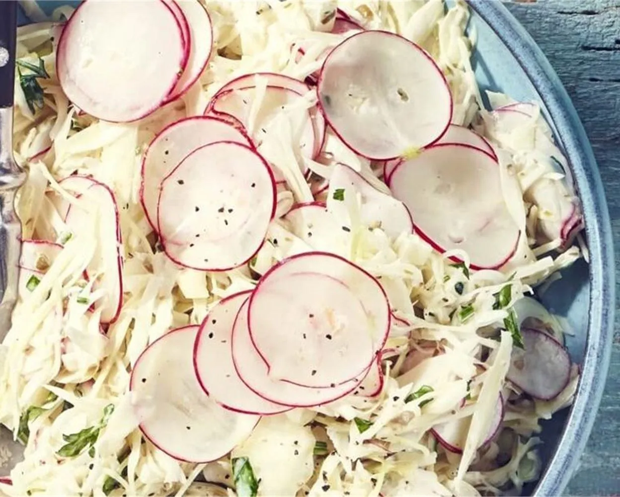 różnorodność sałatek na grilla