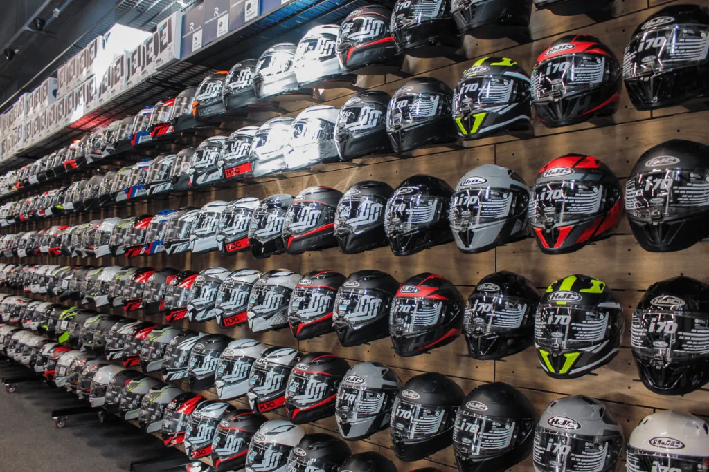 Test dopasowania kasku motocyklowego chomik