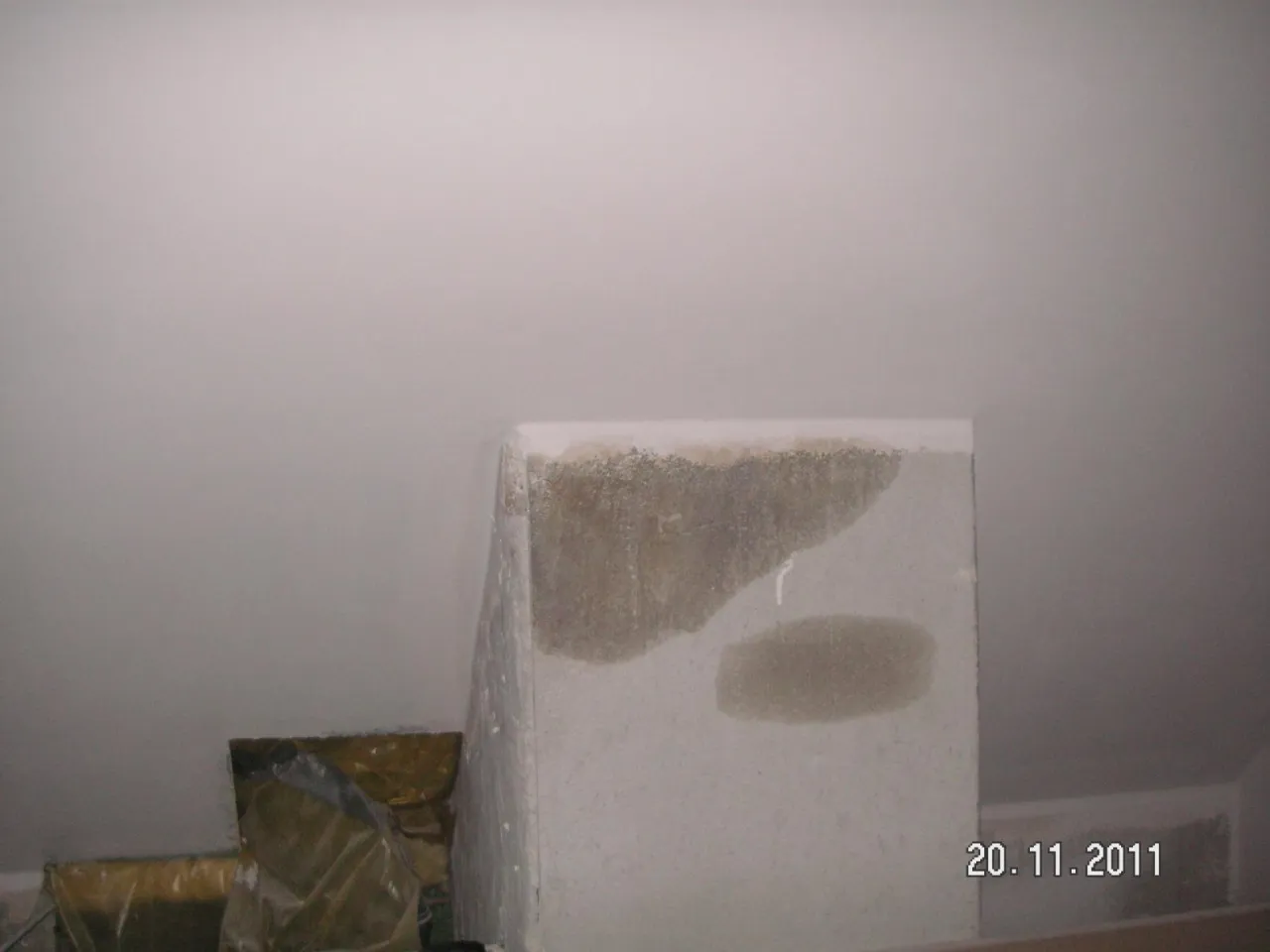 rodzaje plam na ścianie od komina