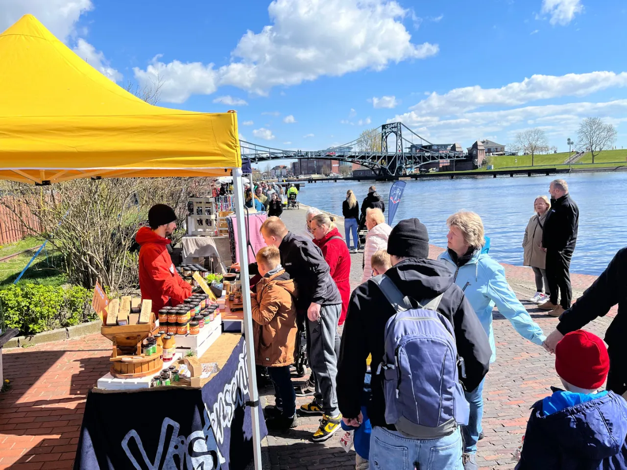 Personen entdecken einen lokalen Bauernmarkt oder eine kleine Manufaktur