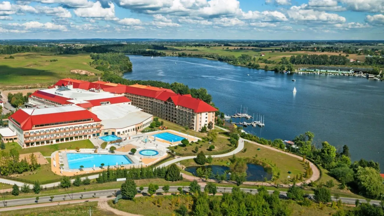 Zdjęcie Ile pokoi ma hotel Gołębiewski w Mikołajkach? Sprawdź szczegóły!
