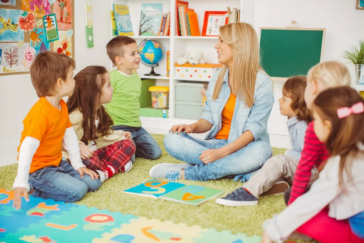 Dziecko niesłyszące komunikujące się z nauczycielem, empatyczna atmosfera