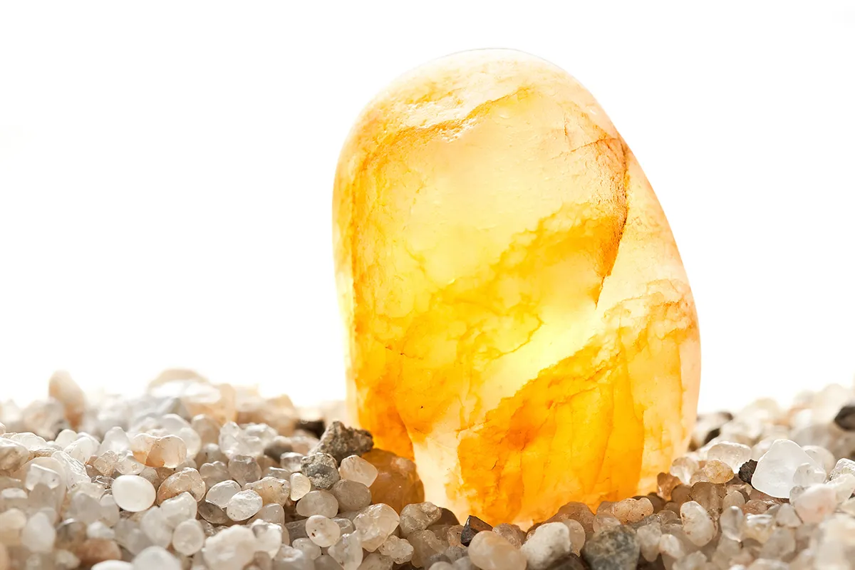 Prawdziwy bursztyn vs podróbka, test słonej wody