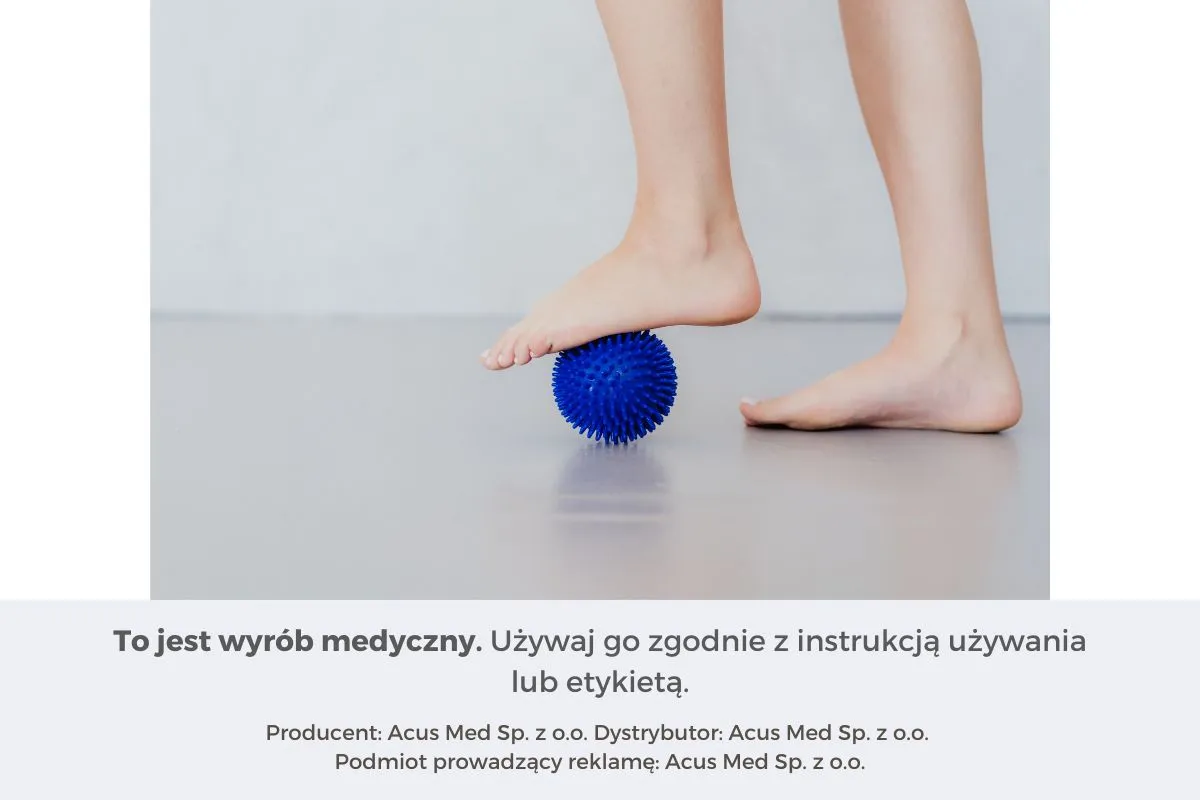 Ćwiczenia na zapalenie rozcięgna podeszwowego, rolowanie stopy piłeczką