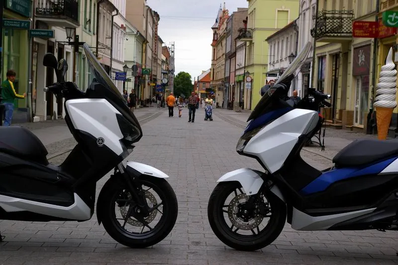 Honda Forza 125 schowek pod siedzeniem vs Yamaha X-MAX 125 schowek