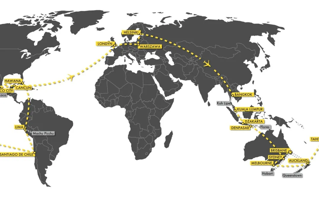 Osoba planująca podr&oacute;ż na mapie świata