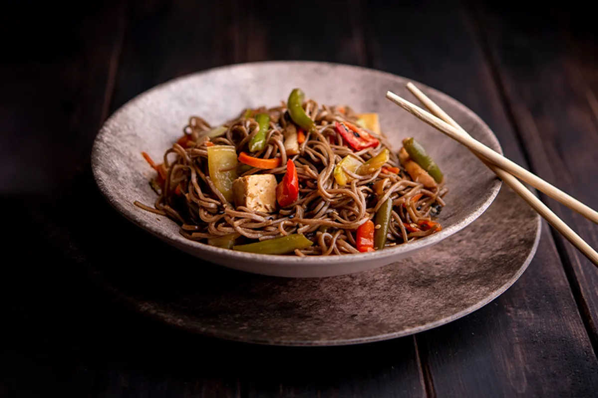 Pyszne danie z makaronem soba, warzywami i tofu. Idealny przepis na szybki obiad.