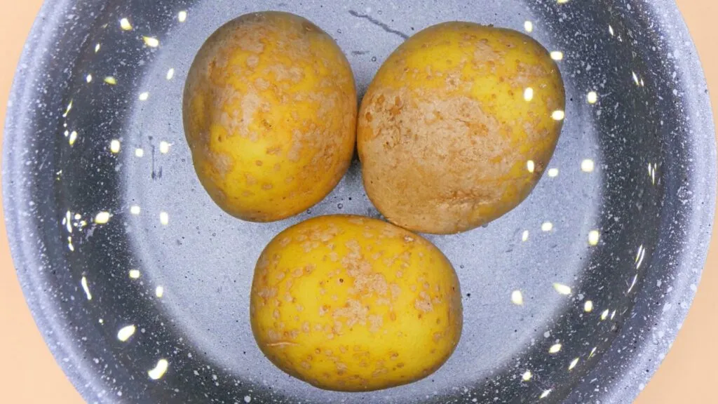 gotowanie warzyw w mundurkach obrane