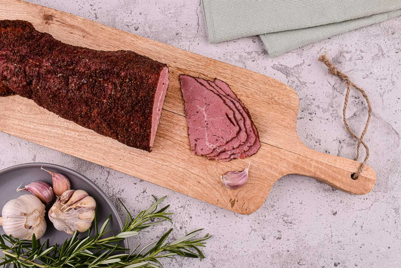 pastrami na desce do krojenia