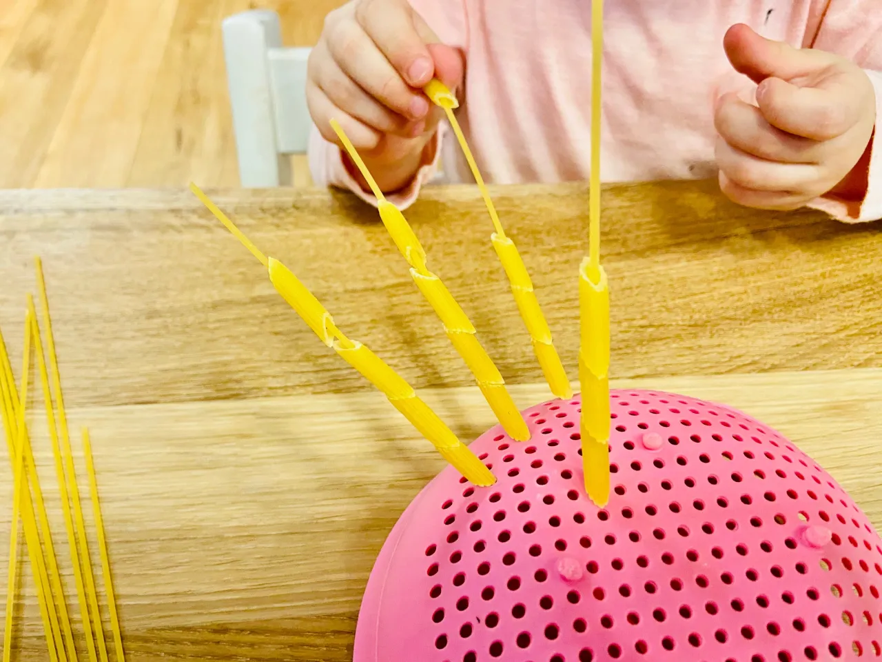 sensoplastyka zajęcia dla dzieci, różnice sensoplastyka a zabawy sensoryczne