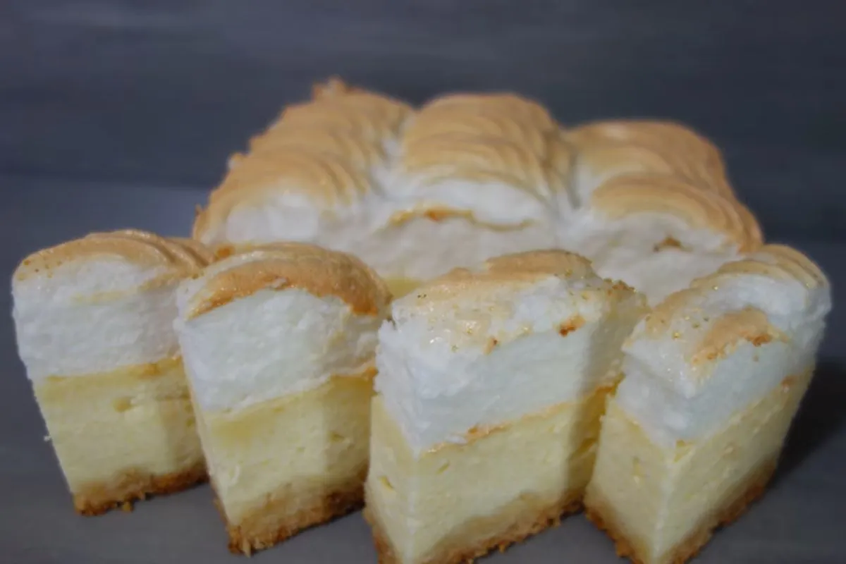 Sernik z pianką, idealny przepis na ciasto łzy wałęsy. Puszysta pianka i kremowe wnętrze.