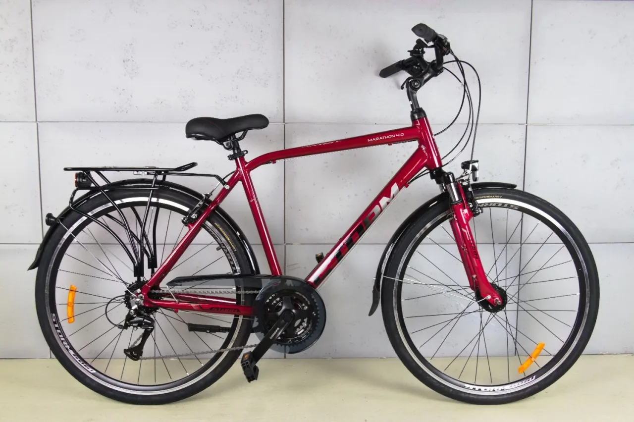 Czerwony rower trekkingowy Marathon 4.0, idealny wyb&oacute;r, jeśli szukasz roweru trekkingowego do 3000 zł.