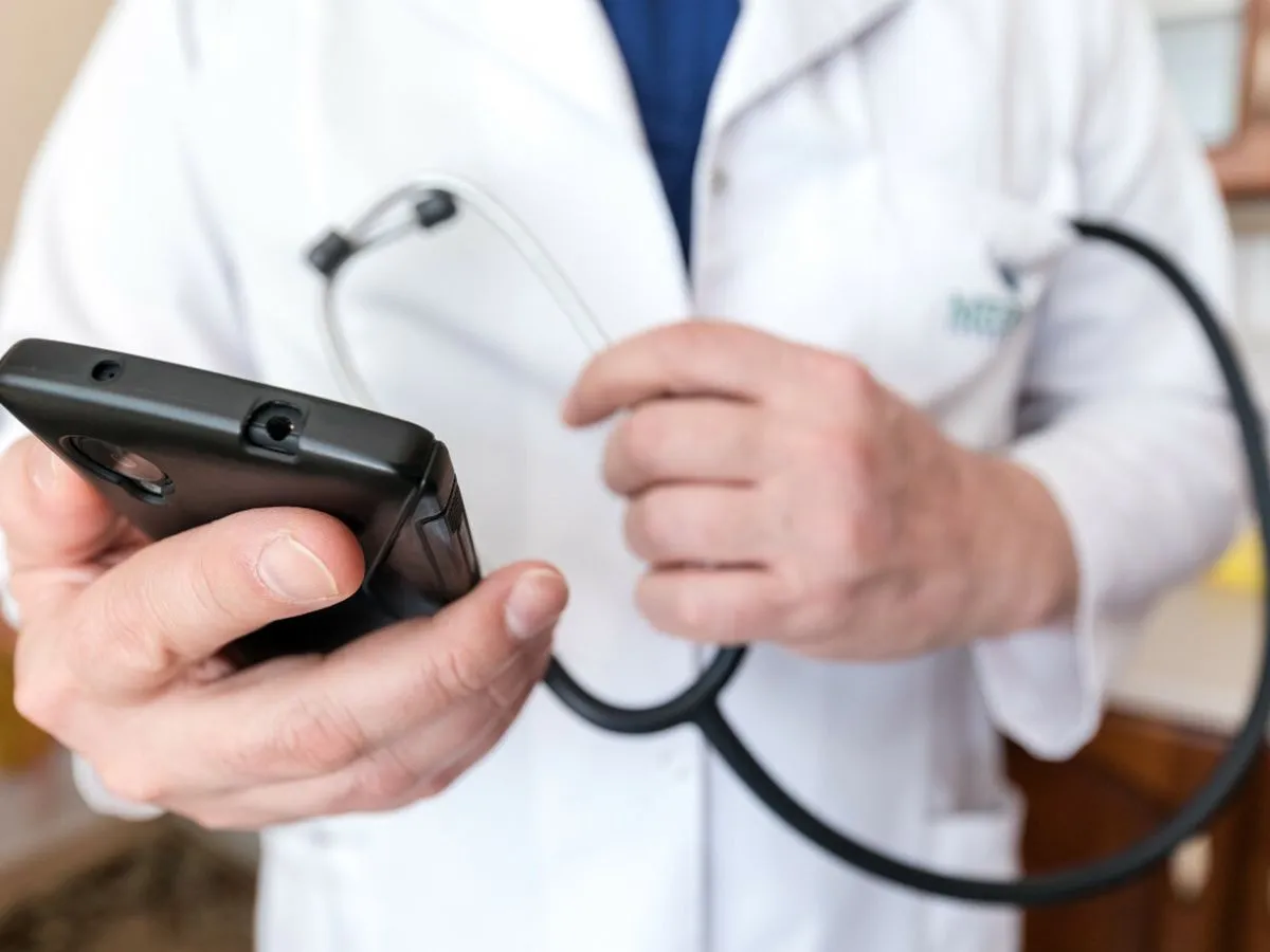 Lekarz w białym kitlu trzyma telefon i stetoskop. Czy lekarz może wystawić zwolnienie wstecz?