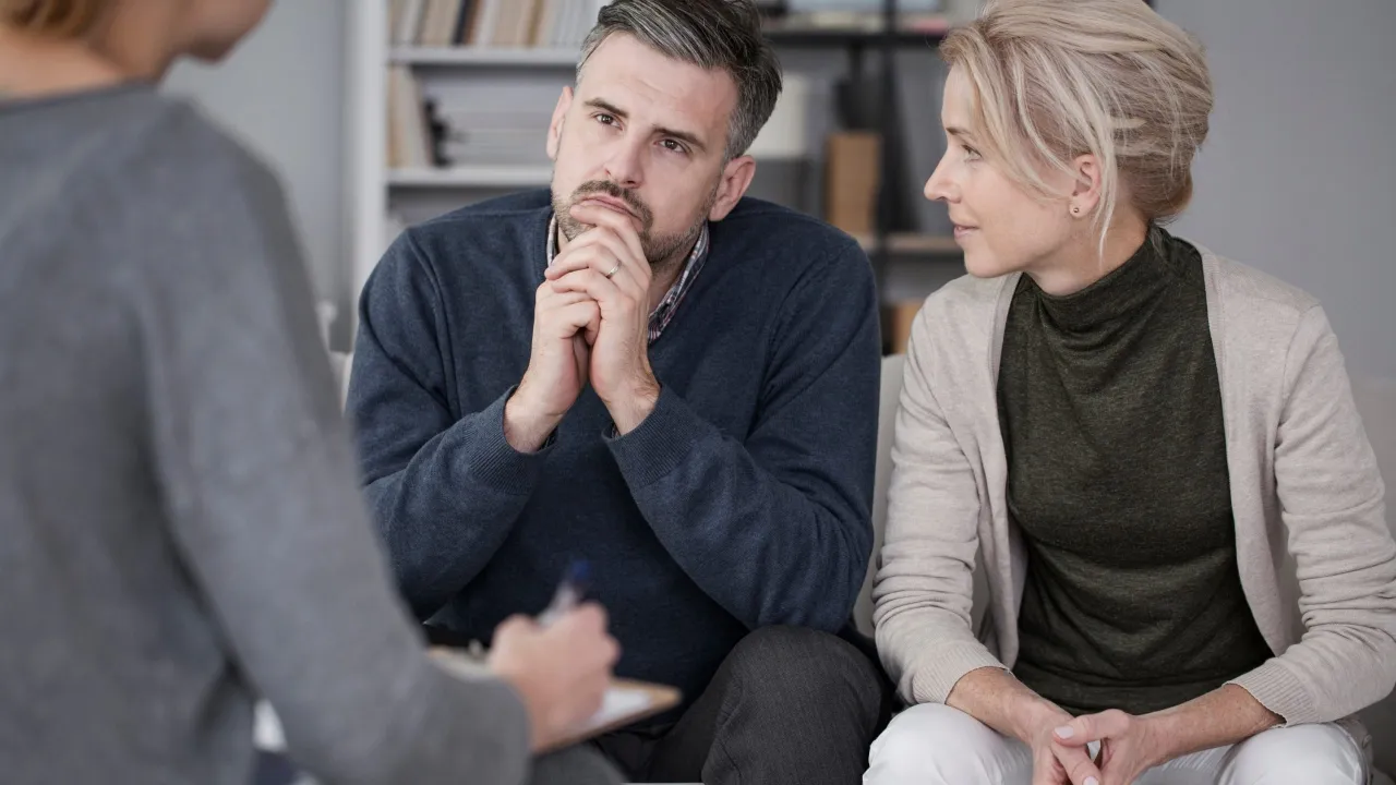 osoba zmagająca się z wewnętrznymi konfliktami, symboliczne przedstawienie zaburzenia osobowości