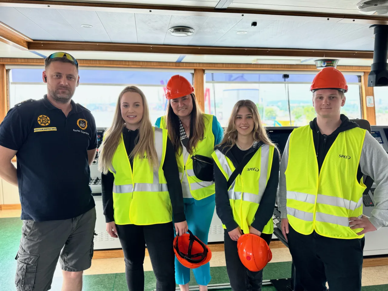 Młodzi ludzie uczący się spedycji na kursie