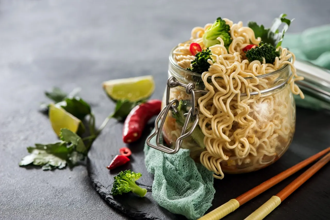 sałatka z zupek chińskich dwie metody przygotowania makaronu