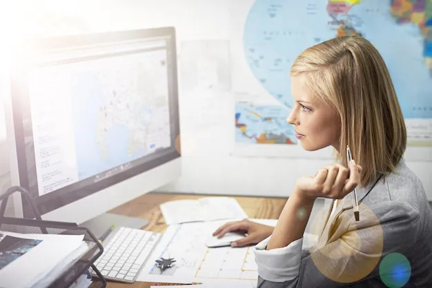 Pracownik biura podr&oacute;ży przy biurku z mapą