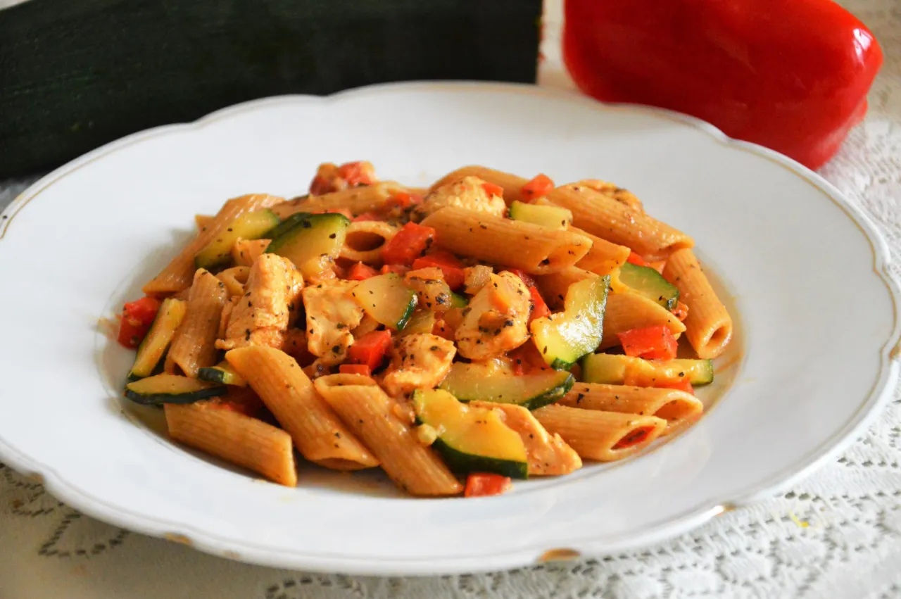 Penne z kurczakiem i warzywami, idealne, gdy zastanawiasz się, co na obiad szybko.