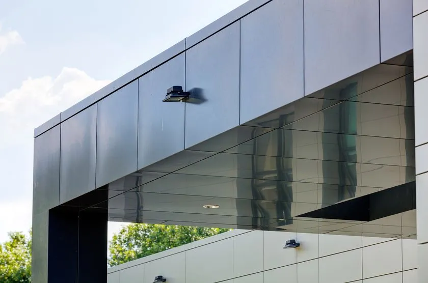 Różne rodzaje materiałów elewacyjnych na budynkach