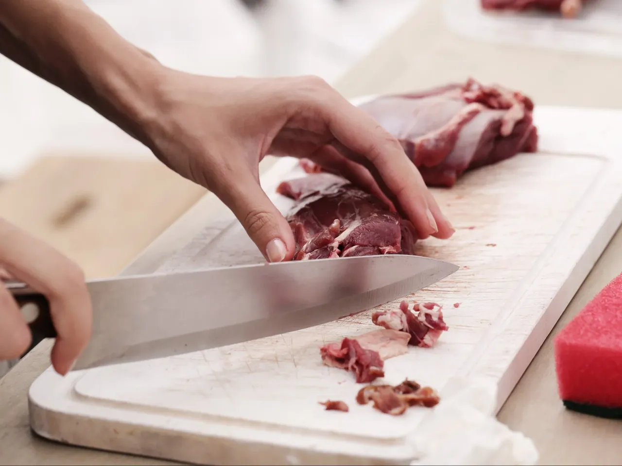 krojenie mięsa w poprzek wł&oacute;kien