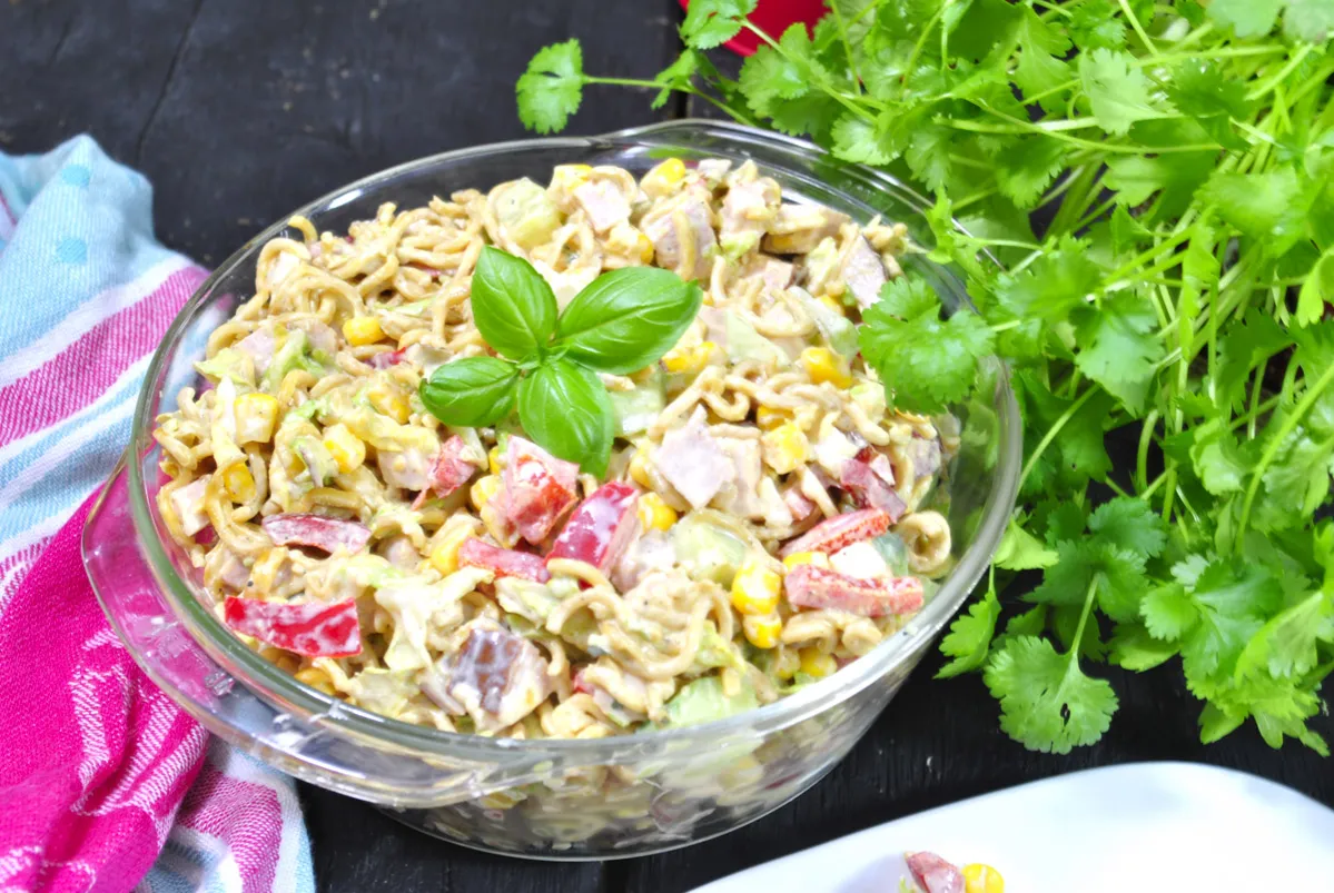 sałatka z zupek chińskich suchy i mokry makaron por&oacute;wnanie