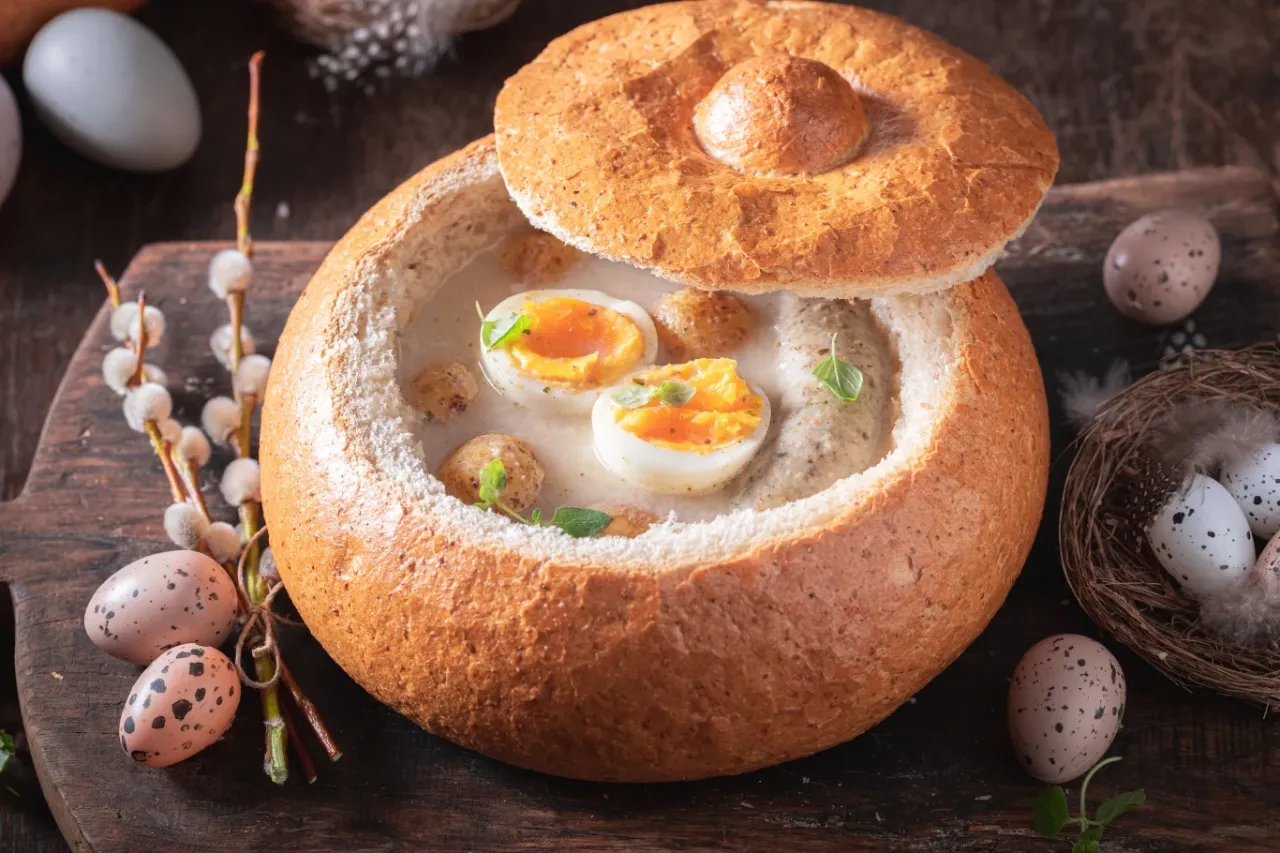 Pyszny żurek w chlebie z jajkiem i kiełbasą. Zastanawiasz się, czy żurek można mrozić? Tak, można go zamrozić, by cieszyć się nim później.