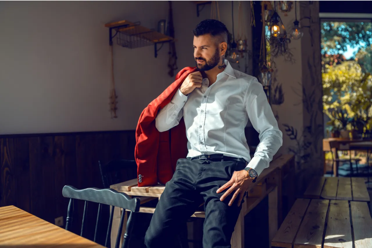 mężczyzna w koszuli regular fit