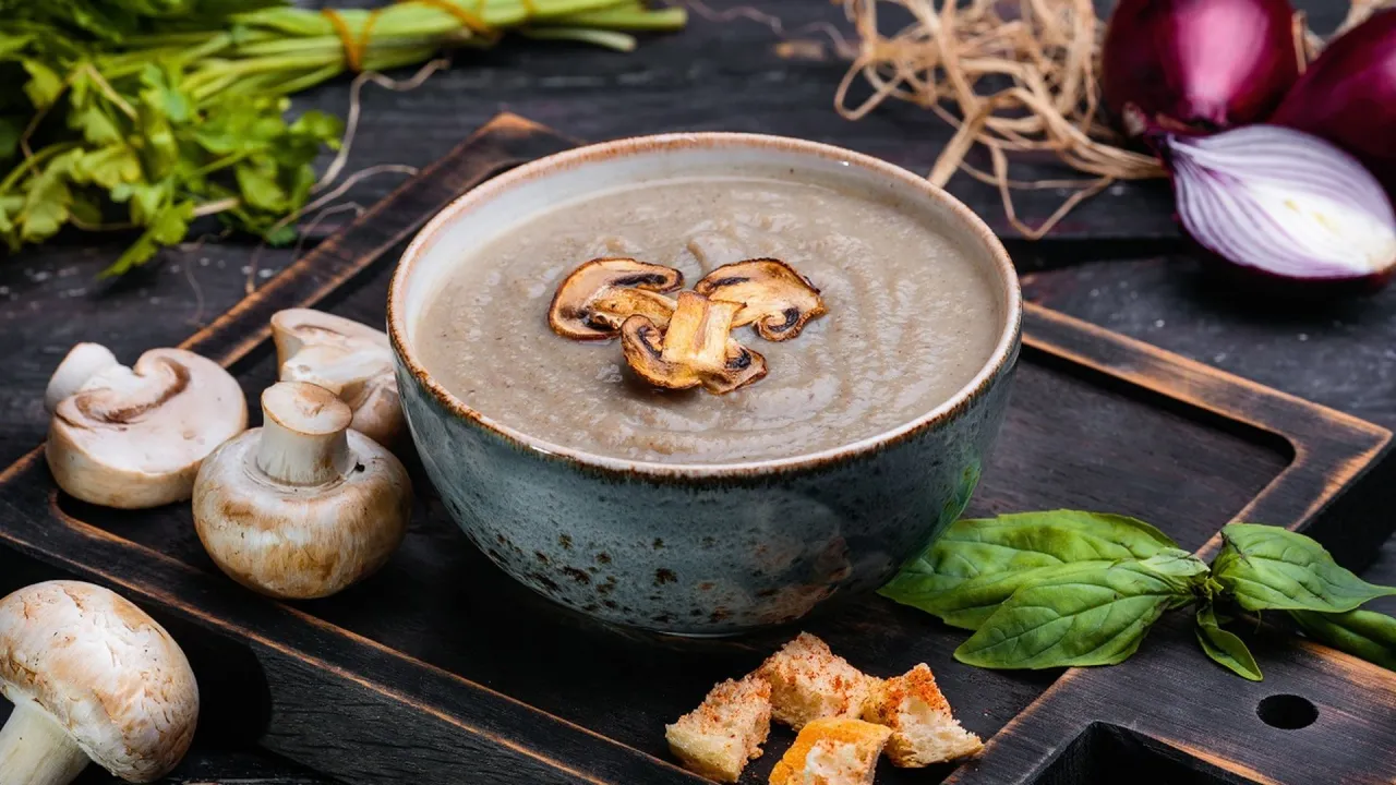 talerze zupy pieczarkowej różne wersje kaloryczność