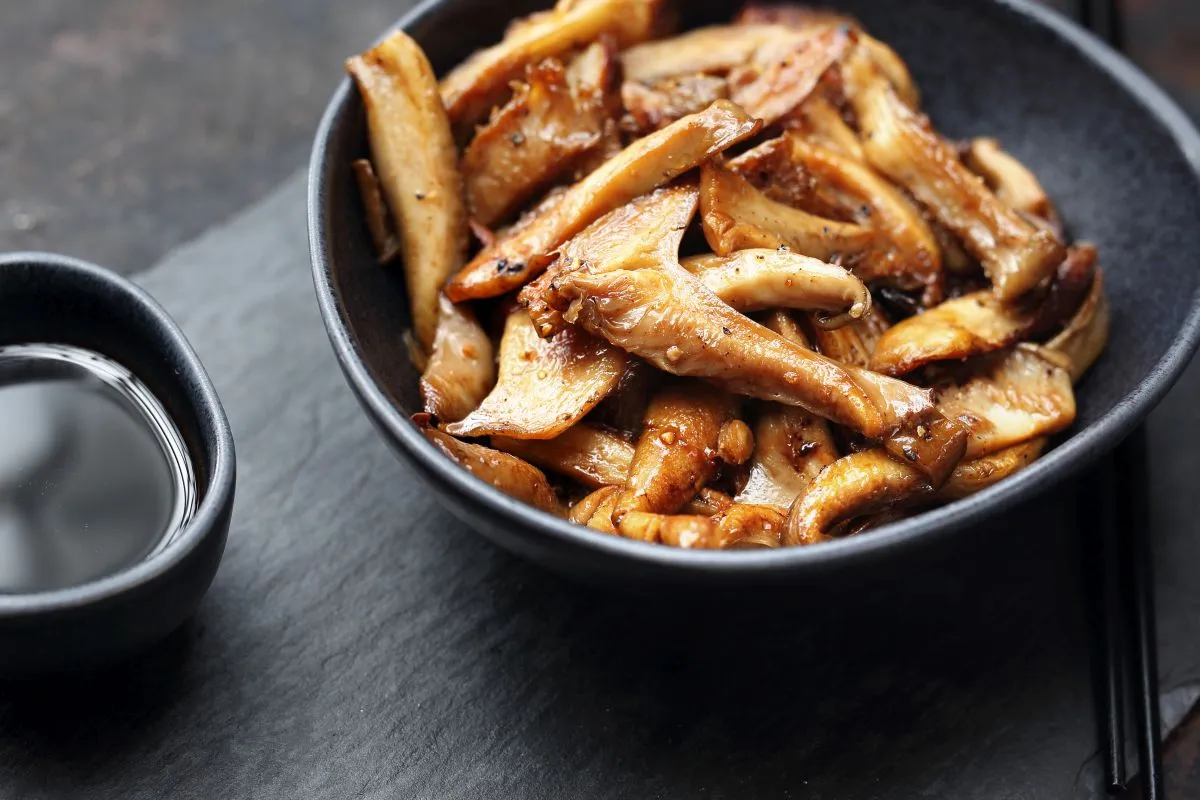 Smażone boczniaki z cebulką i czosnkiem