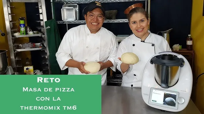 masa de pizza en Thermomix al lado del robot de cocina