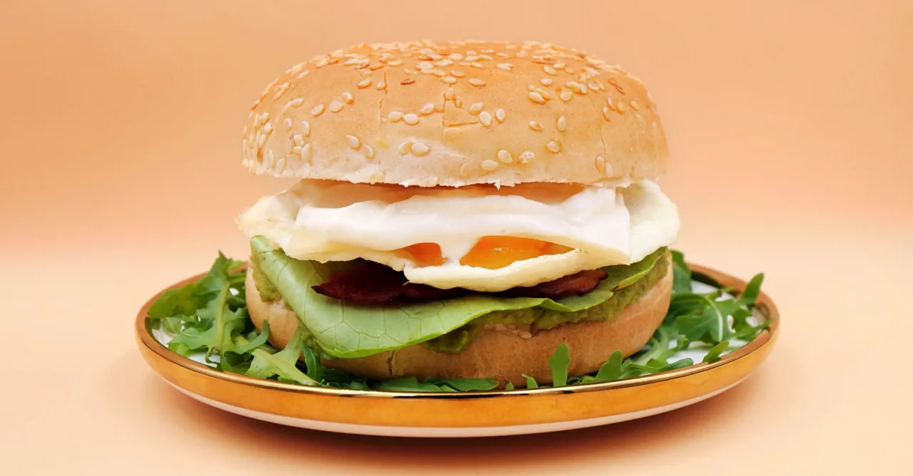 Burger z guacamole i frytkami