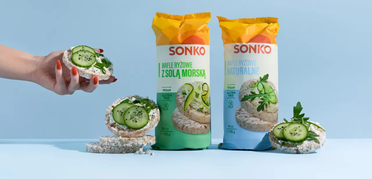 Dwie paczki wafli ryżowych Sonko, jedna z solą morską, druga naturalna. Wafle ryżowe są zdrowe, gdy są podawane z dodatkami jak serek i warzywa.