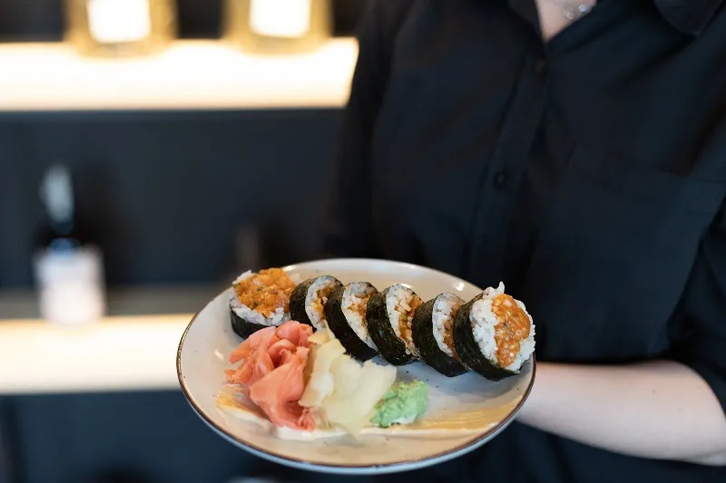 Sushi master przygotowujący sushi