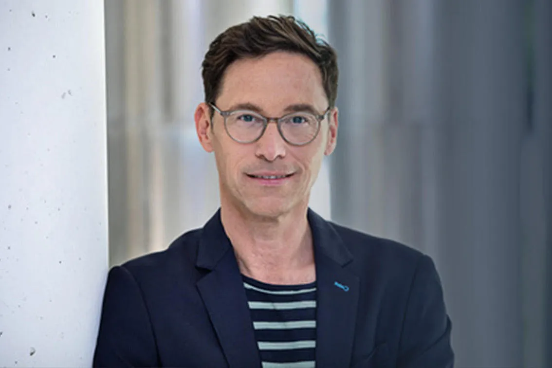 Portr&auml;t Dr. med. Gregor Voss Gr&uuml;nder der Kosmetikmarke