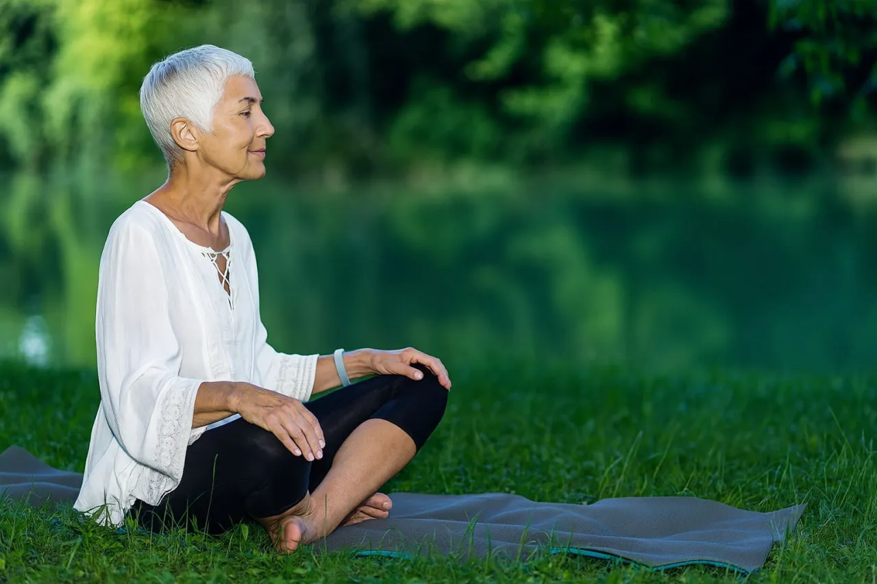 kobieta medytująca uzdrawianie siebie