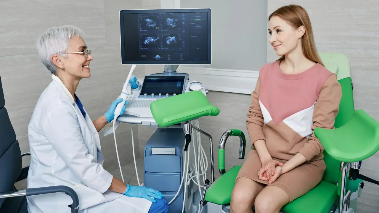 Lekarz ginekolog wykonujący badanie USG dopochwowe