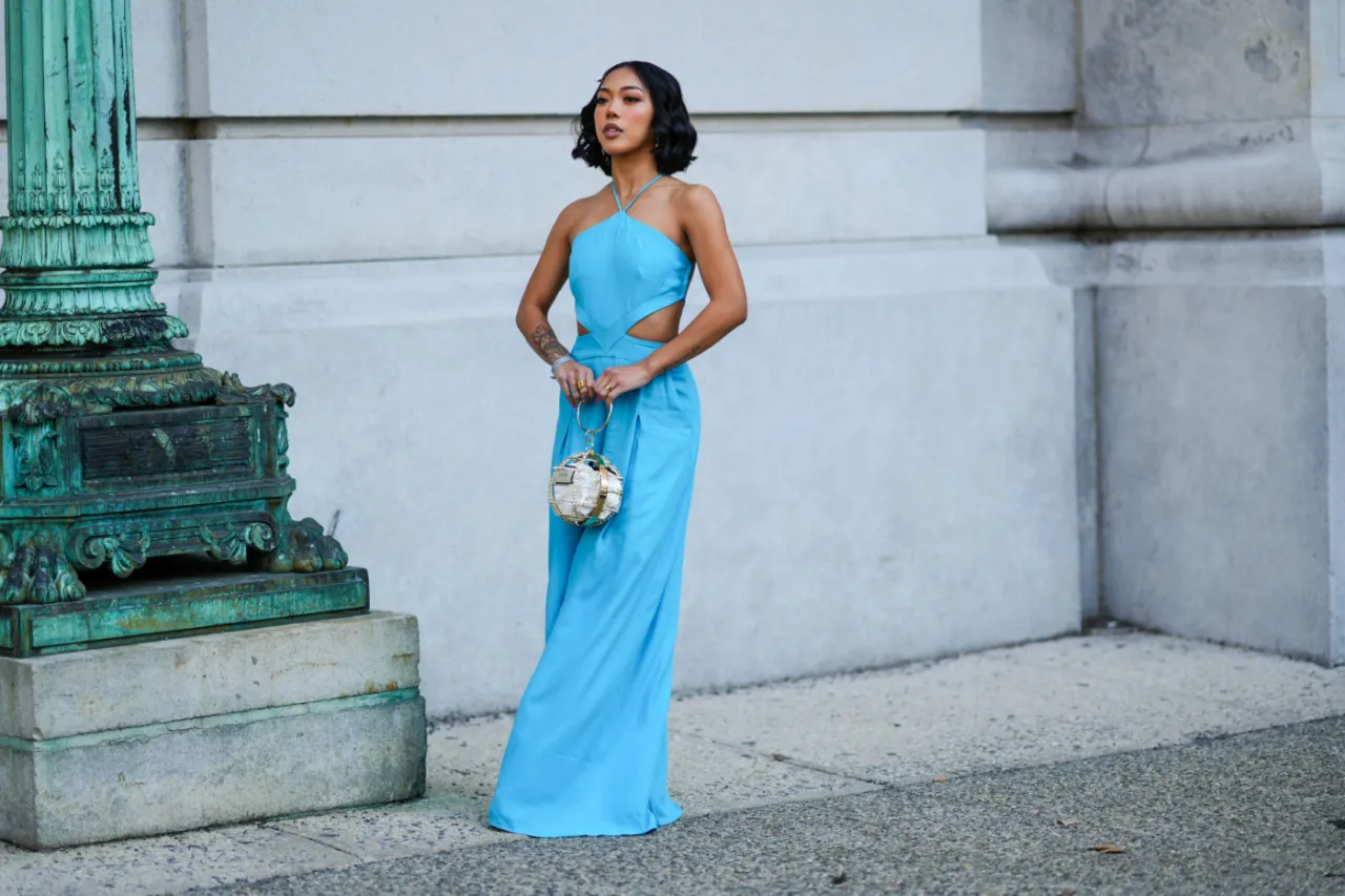 Niebieska sukienka na wesele stylizacje