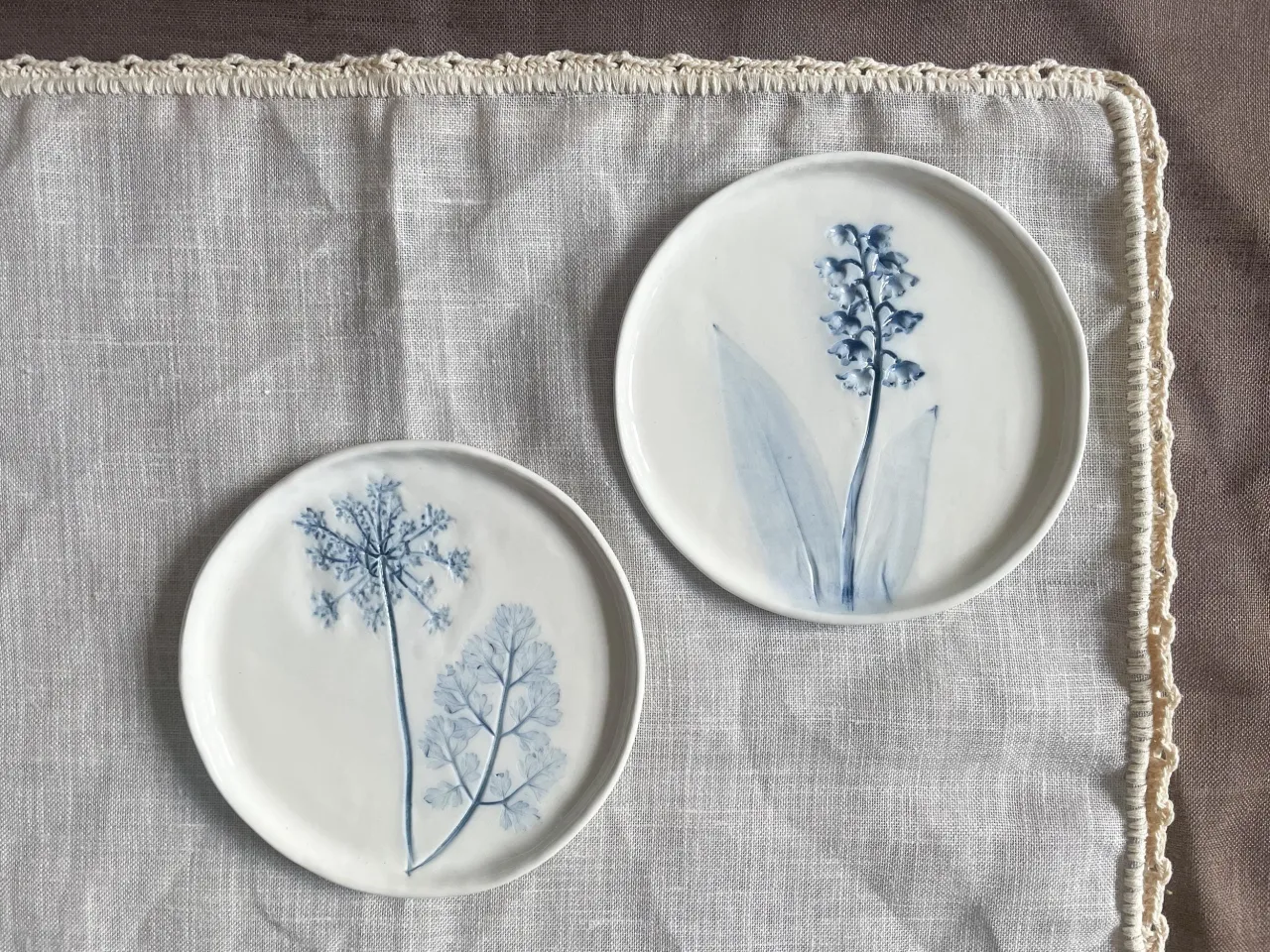 Piattini da dessert con forme organiche, colori naturali e stile Japandi