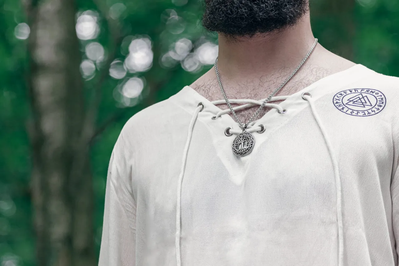 Różne style naszyjników Drzewo Życia