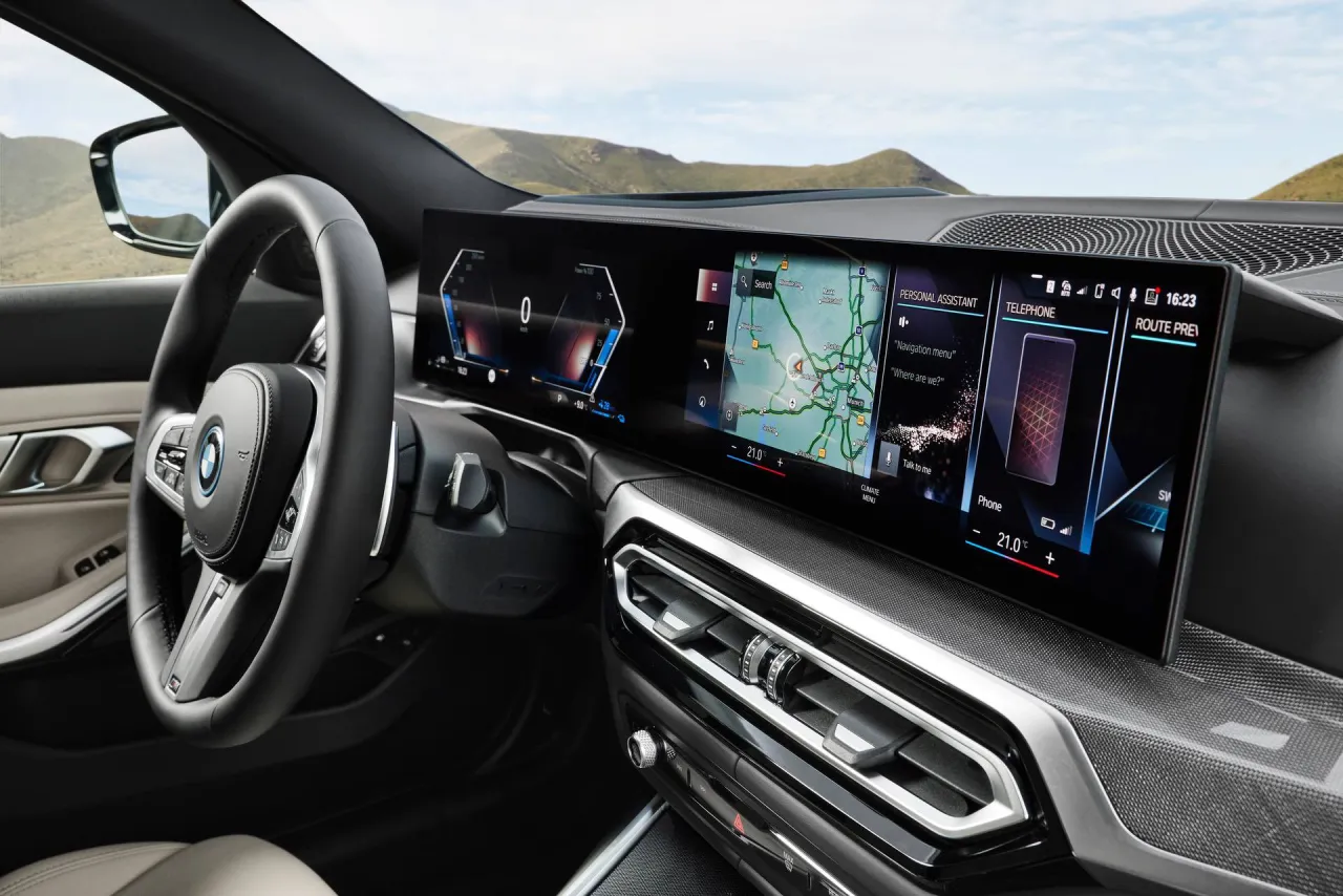 BMW Serii 3 Touring G21 wnętrze curved display