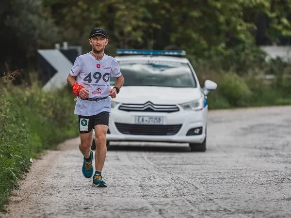 Biegacz na szlaku pokonujący trudności mentalne