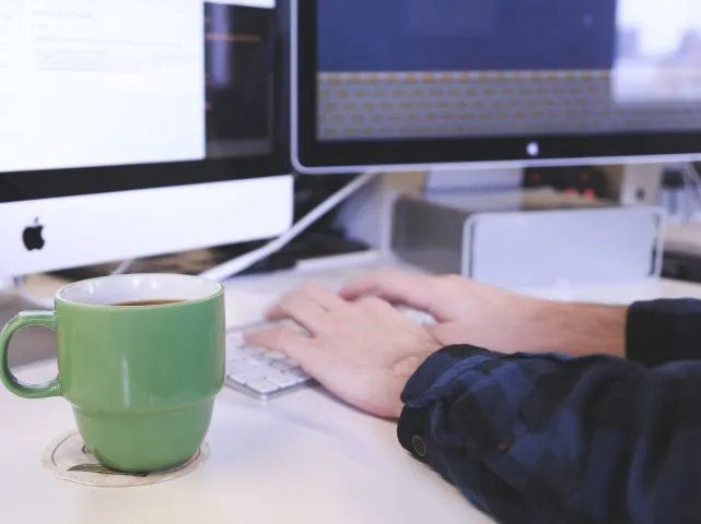 autor pracujący nad self-publishingiem książki na komputerze